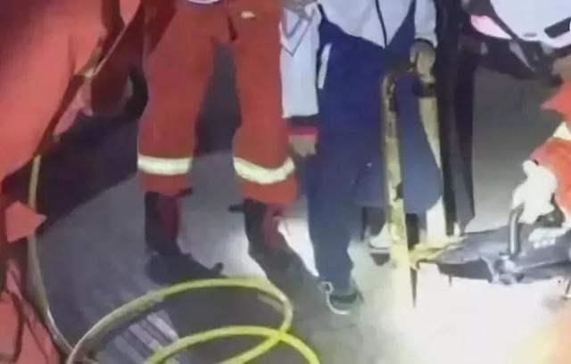 报告消防员蜀黍：这里有人卡住了......