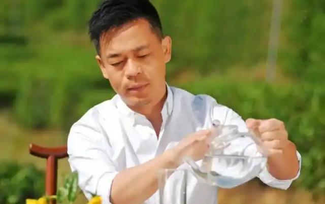 孙浩：26岁上春晚爆红，得罪杨坤20年不敢说话，56岁仍不婚不育