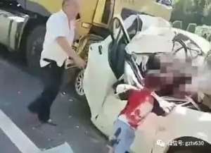 妹妹别哭(心疼高速路发生车祸致父母双亡，6岁哥哥安慰2岁妹妹别哭)