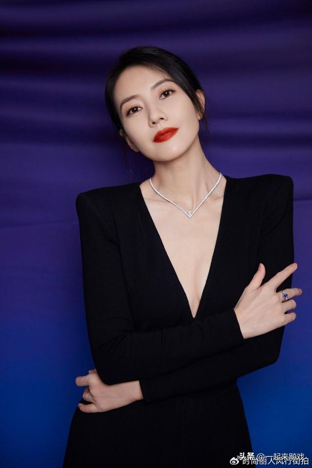 高圆圆眼波流转，顾盼生辉，一代佳人