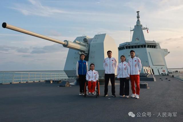 残奥会冠军登上海军舰艇，甲板秒变“追星现场”