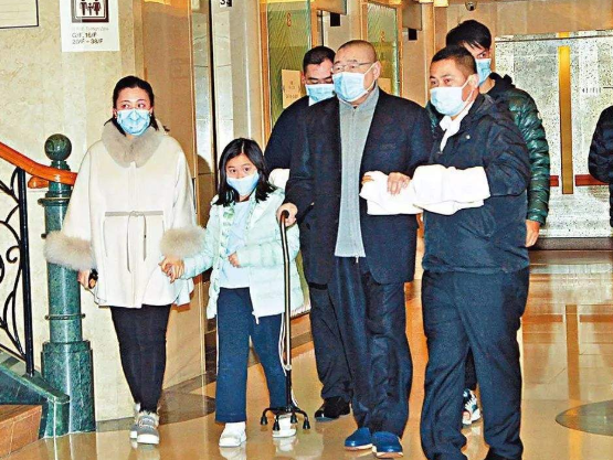 “小娱记”甘比：战败N个一线女星，击溃吕丽君，终成400亿女富豪