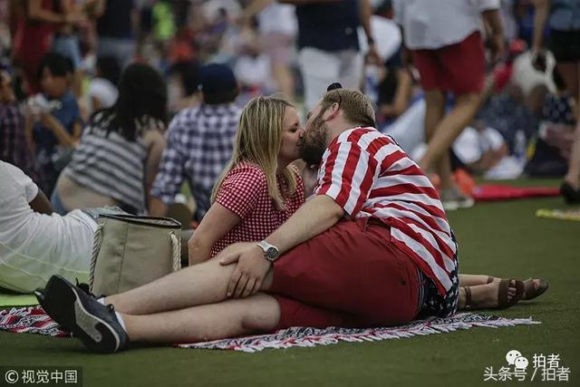 世界接吻日:街头热吻的TA们