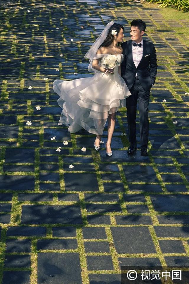虐狗ing!霍建华、林心如婚纱照甜蜜依偎 十指紧扣满脸幸福