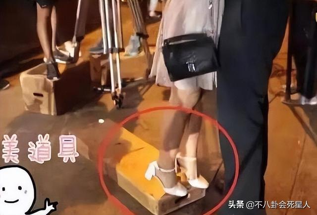 怪不得电视剧只拍上半身！踩“高跷”、垫箱子，看了花絮太尴尬