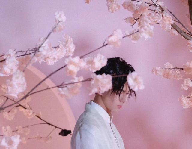 吴磊全新古装大片释出 执扇轻摇听风展侠气风骨