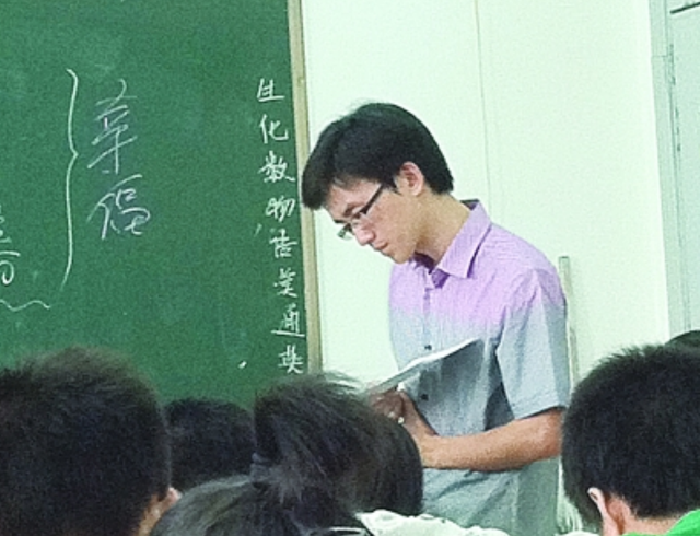 11年前,温州动车事故中失去父母幸存下来的小伊伊,如今怎么样了