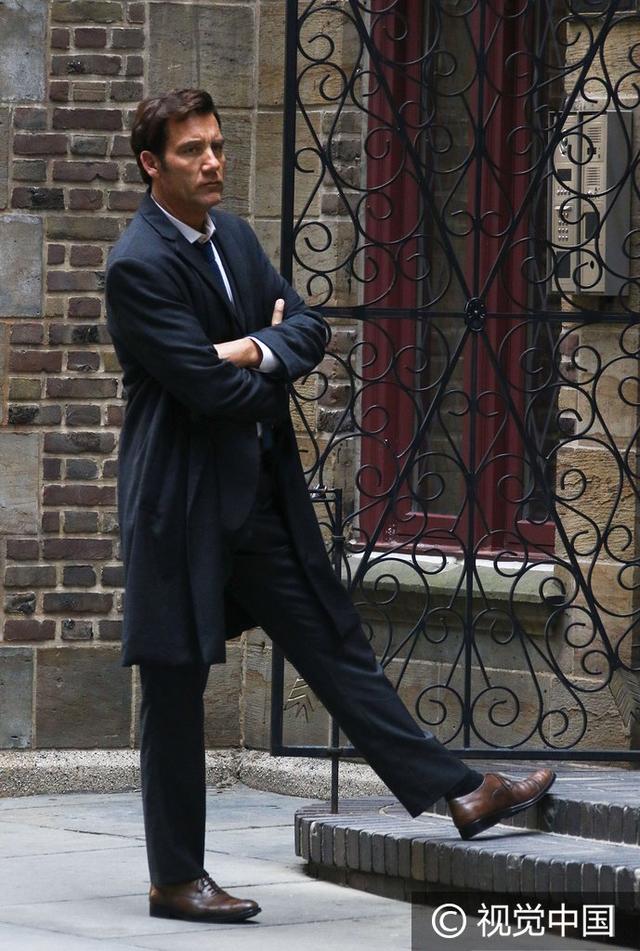 52岁克里夫·欧文街头拍戏帅气依旧 头戴巨型机器造型拉风引围观