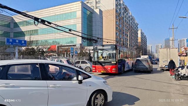 珠玑社区明珠路两侧违停严重 市民：公交车常被堵