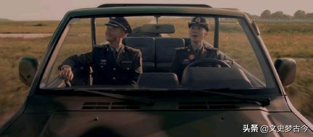 战狼：龙小云25岁已是正团级中校？吴京没把军衔搞明白，闹了乌龙