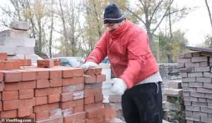 面不改色(俄男子面不改色徒手劈砖头引网友热议)