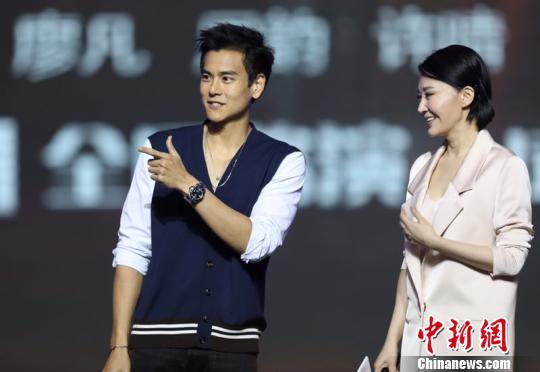 彭于晏许晴现身成都宣传电影 阳光可爱引尖叫