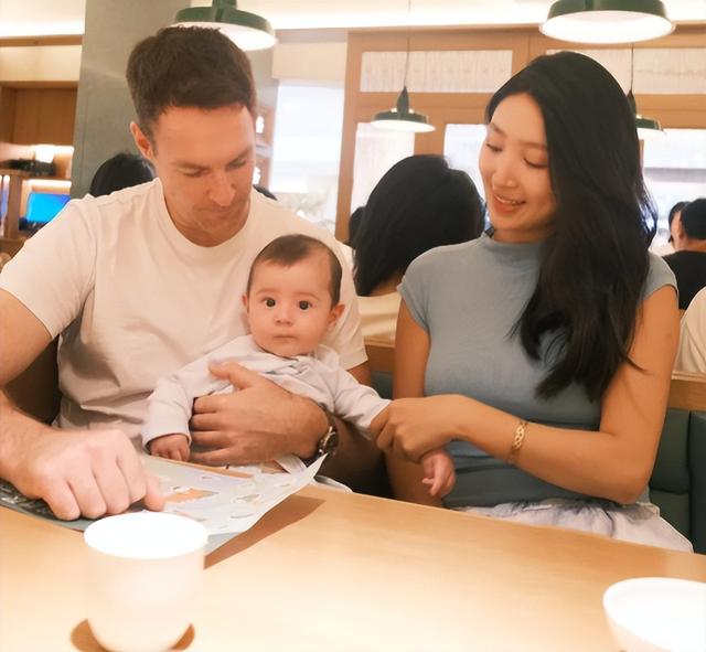 湖北90后空姐爱上大7岁英国大高个，未婚先孕，父母反对也要嫁！