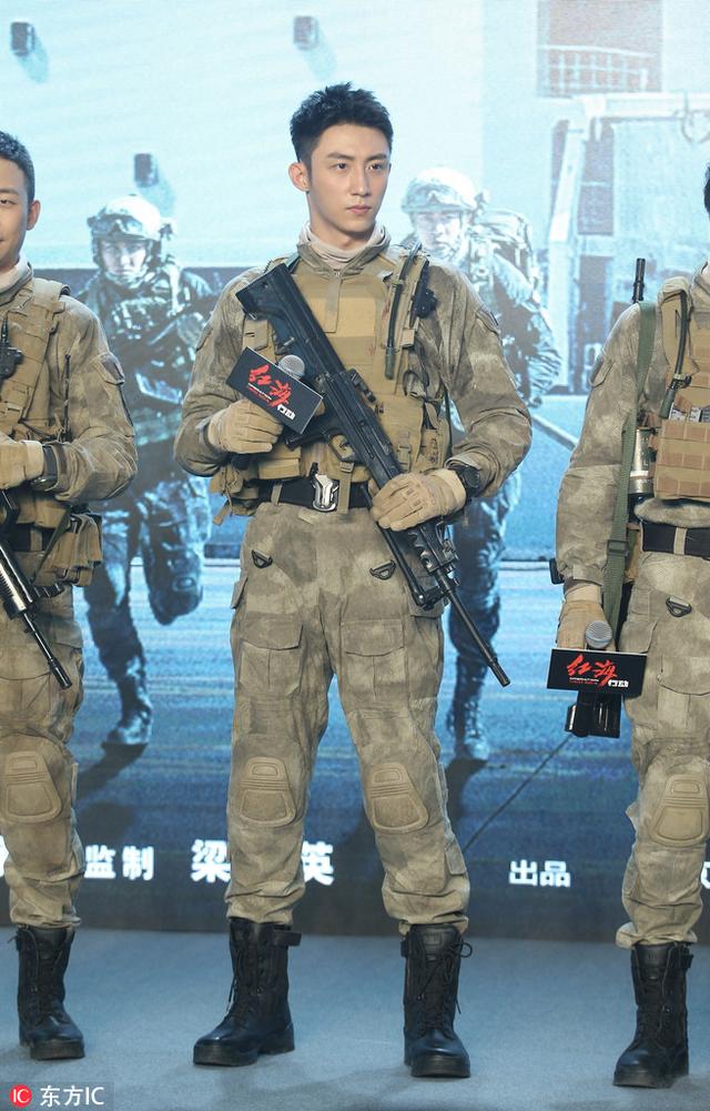 “小鲜肉”黄景瑜一身军装帅气十足,被张译爆料拍戏满身是伤