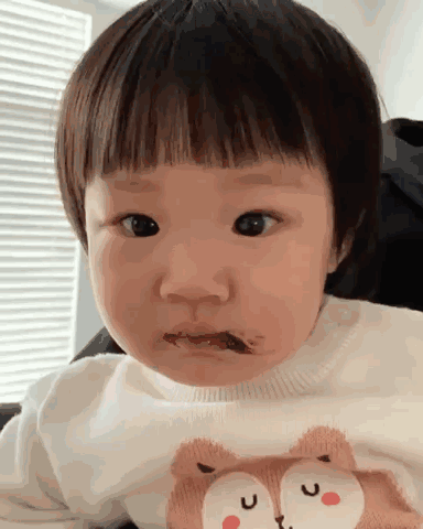 港媒指郑欣宜向男歌手许廷铿求婚，现场画面曝光，男方笑得站不稳