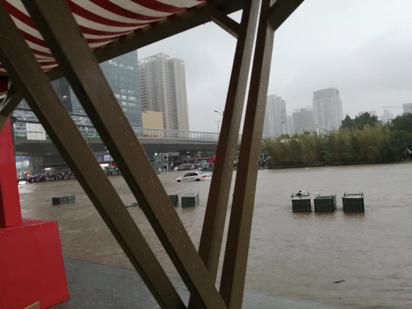 暴雨中，一家影院收留近千名被困市民