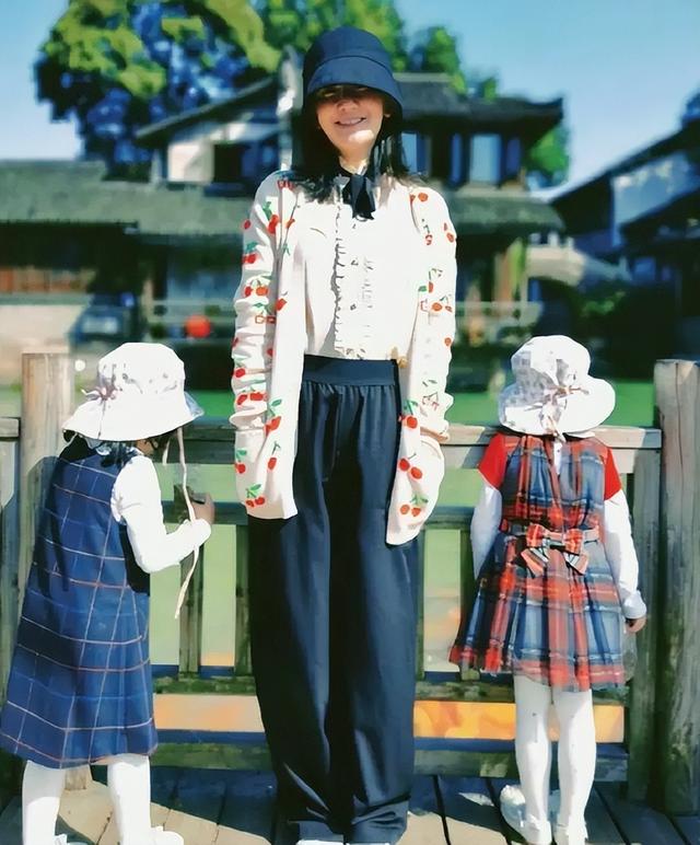 主持人谢娜：与刘烨有缘无份，和张杰终成眷属，有三个女儿很知足