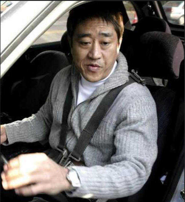 “大哥”柯受良去世18年后，刘德华、张学友照顾其妻儿怎样了？