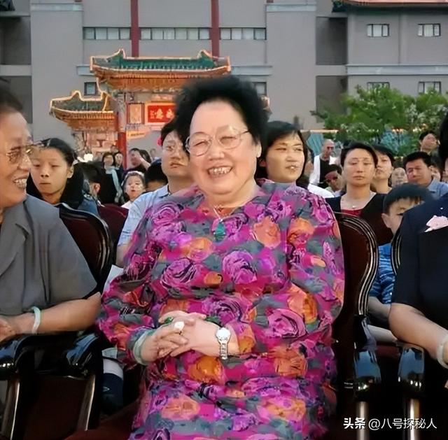 身价过百亿,坐拥北京一条街出门私人飞机,京圈内的富婆都有谁?