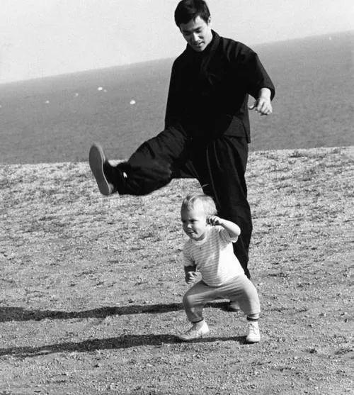 李小龙罕见旧照，一家四口老婆很漂亮，抱着女儿画面温馨