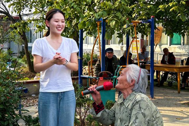 你的样子丨“00后”小姑娘在养老院“大当家”，Hold住吗？