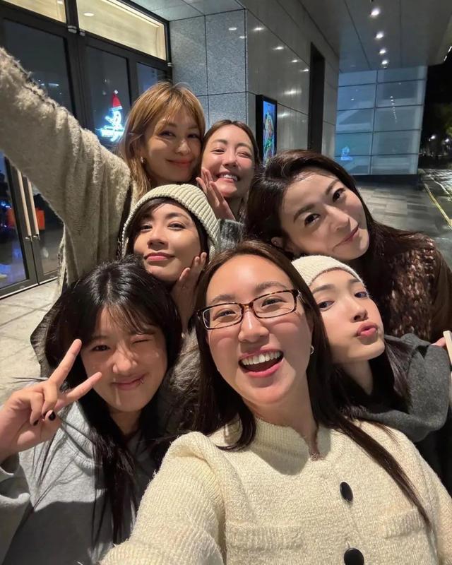 贾静雯带大女儿聚会，19岁梧桐妹唇钉抢眼，俩人不像母女似姐妹