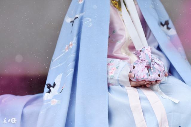 小说：她被逼进宫，走投无路，她答应了第一次的任务