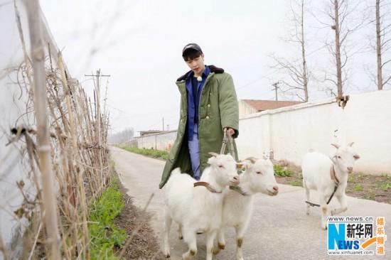 张艺兴《极挑4》曝光原名 放羊少年张加帅路边吃草