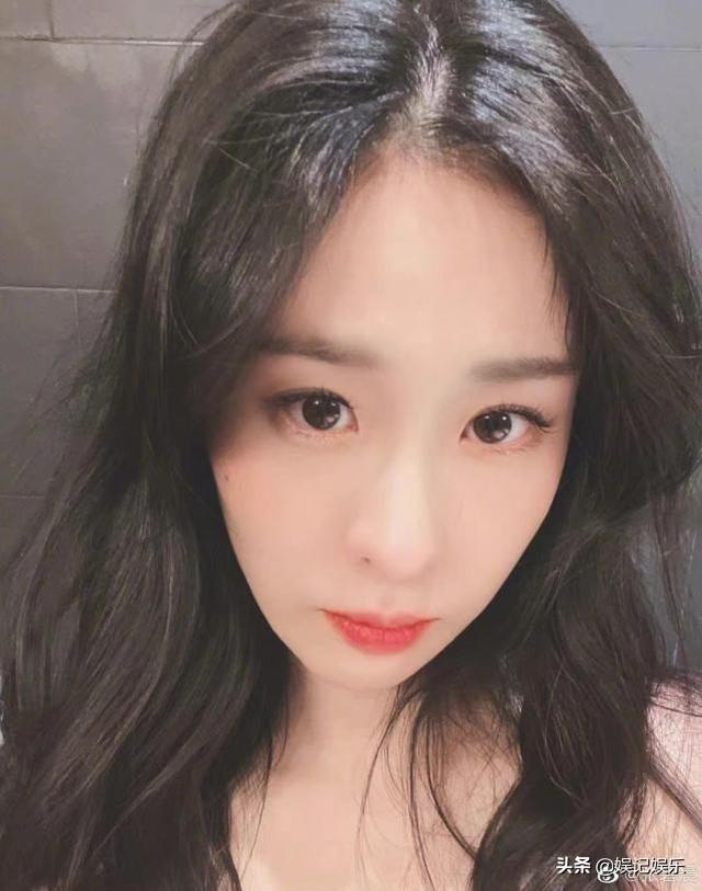 张碧晨晒照过白色巧克力节，疑隔空示爱华晨宇，细节太甜了