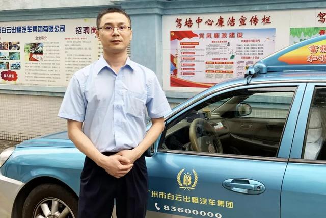 男子光天化日当街接连掀了几个女孩的裙子，却不料身后……