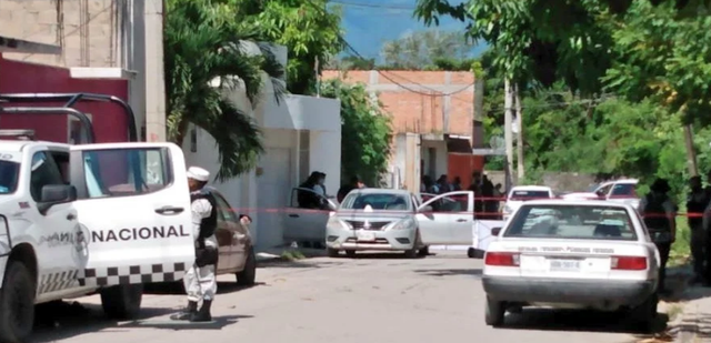 墨西哥毒枭处决大批俘虏，逼着下跪挨个枪毙，还扔到市长门口示威