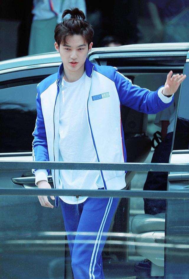 彭昱畅董力张逸杰谢彬彬蓝白校服现身 阳光少年活力十足