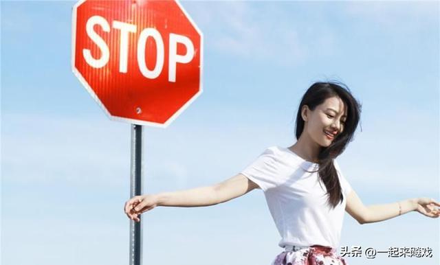 高圆圆眼波流转，顾盼生辉，一代佳人