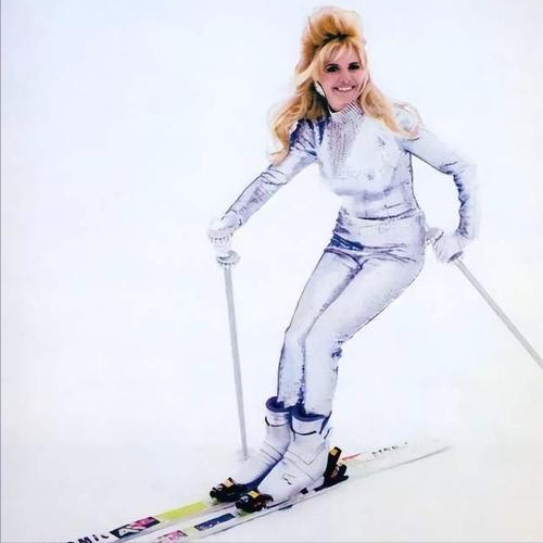 特朗普前妻伊凡娜：离婚后一生未改夫姓，逝后被特朗普当家人安葬