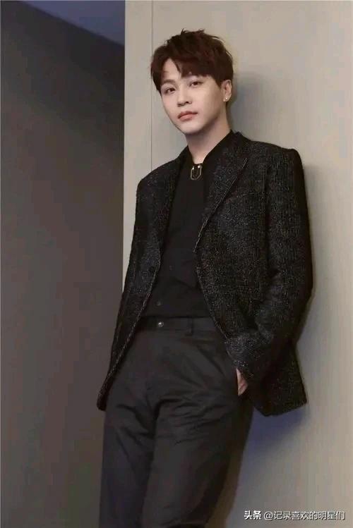 孟瑞自带贵族气质，阳光帅气迷人十足。演技精湛，才华横溢！