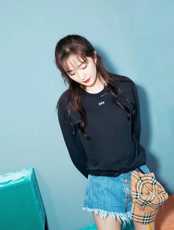 最近火了一种新穿法叫：“上半身少女，下半身欲女”，杨幂都上头