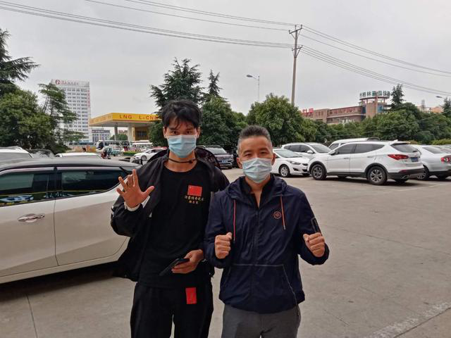 咏春余昌华又被KO了！不到10秒就被业余票友爆头