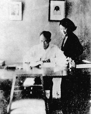 梁宗岱(梁宗岱花3万为情人赎身，孕妻愤然离家40年，拒见丈夫最后一面)