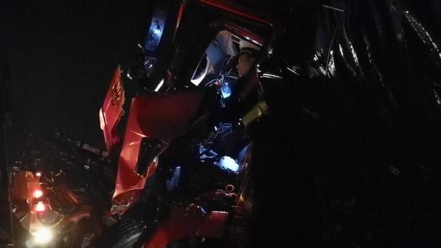 “车上还有一个人！”司机一个恍神，高速交警雨夜救援8小时