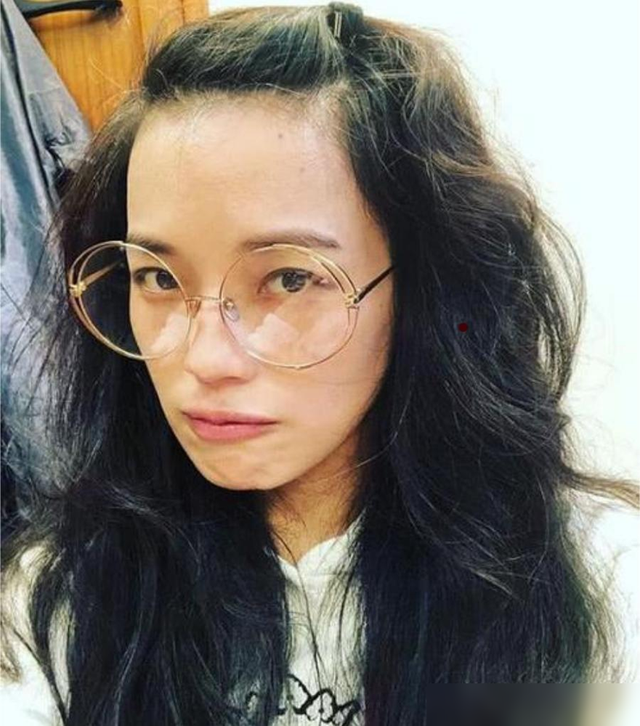 白发太多染黑显老气，试试这几种时尚发色吧，减龄显白又洋气