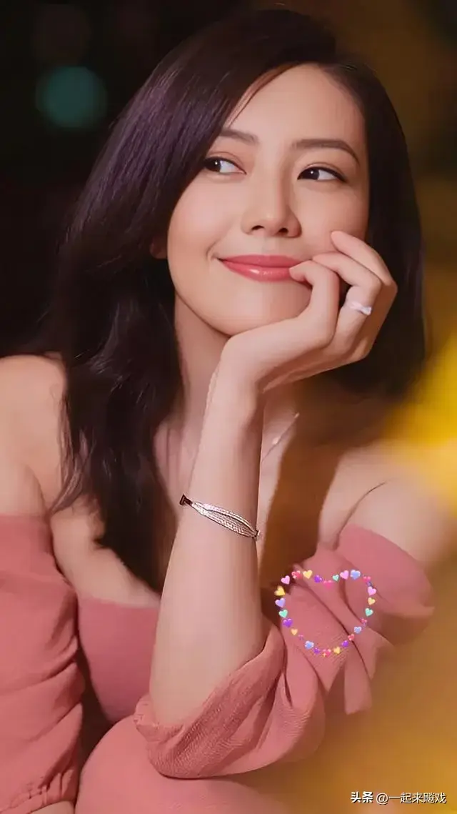 高圆圆眼波流转，顾盼生辉，一代佳人