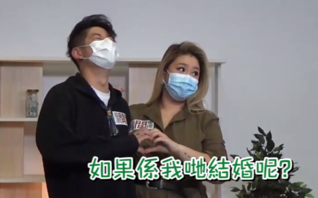 港媒指郑欣宜向男歌手许廷铿求婚，现场画面曝光，男方笑得站不稳