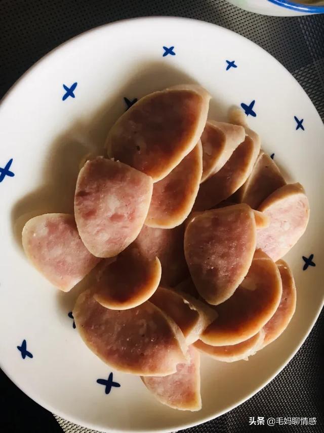 夏天的风 吹出思念的形状 樱桃 云 只有我知道，你是我的毒药。