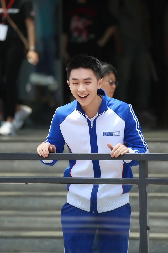 彭昱畅董力张逸杰谢彬彬蓝白校服现身 阳光少年活力十足