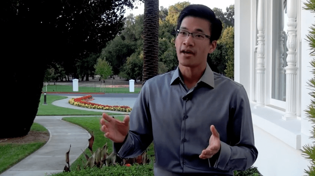 王力宏罕见晒大哥，王力德穿白大褂做科研，研究血癌学历全家最高