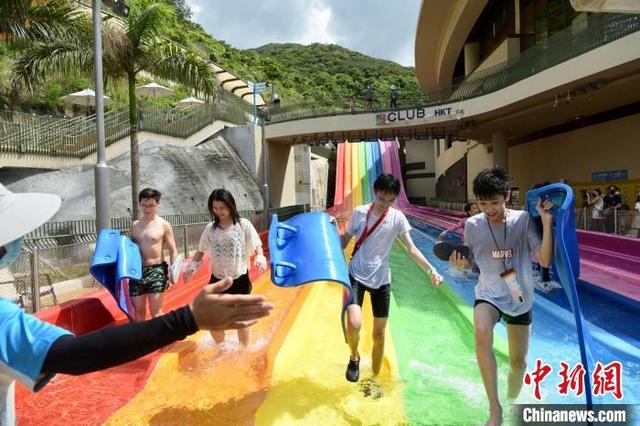 香港海洋公园水上乐园正式开放 游客享受嬉水乐趣