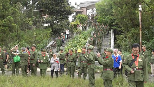 回忆峥嵘岁月！400多名三线建设老兵到盘州重走故地