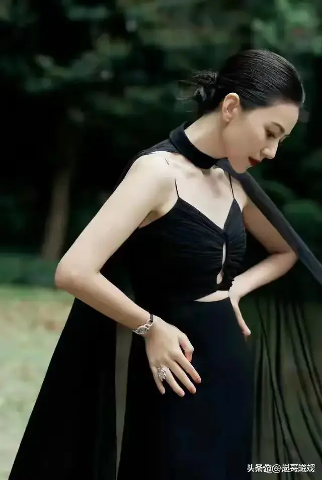 高圆圆眼波流转，顾盼生辉，一代佳人