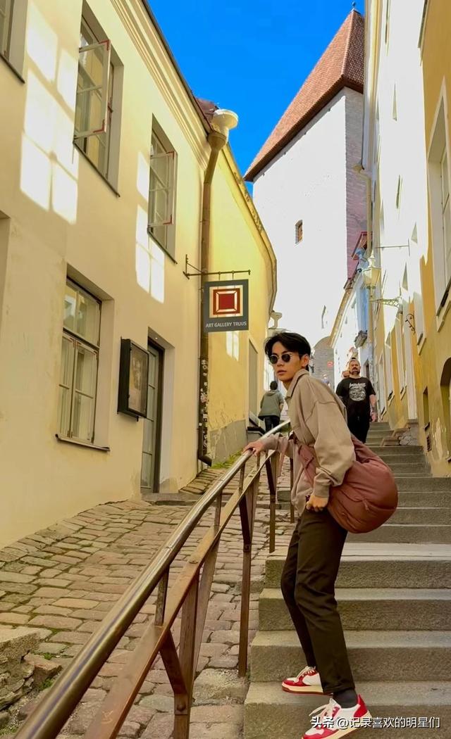 来看看阳光帅气迷人十足的舞蹈演员：秦天的精彩瞬间！