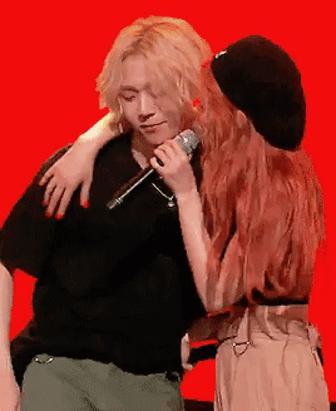 与泫雅恋情曝光遭开除，后借女友之名攀鸟叔，却因抛弃队友遭抵制